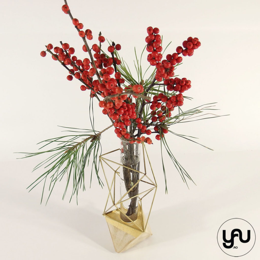 Aranjament floral CRACIUN geometric metal pin si ilex | YaU Craciun 2019 yau.ro yau concept elena toader